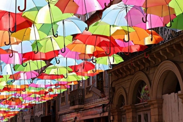 Парящие зонтики в Петербурге