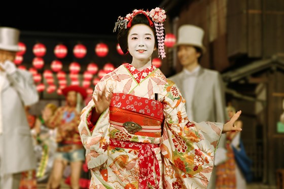 Японка в национальном костюме на фестивале Японской культуры