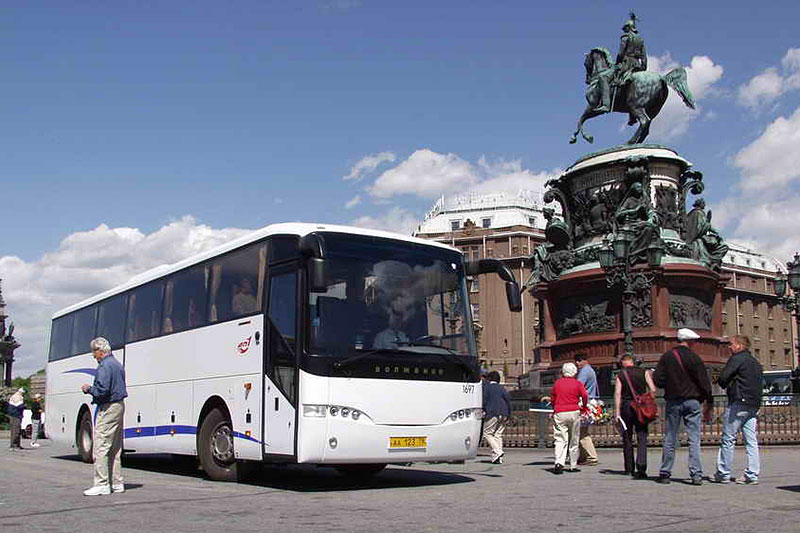 Экскурсионный автобус в центре петербурга